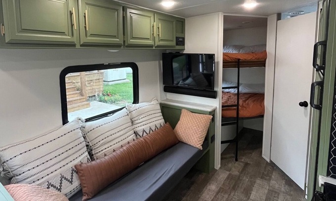 El Reno House | Updated camper with horse accommodations! Beautiful, quiet location
