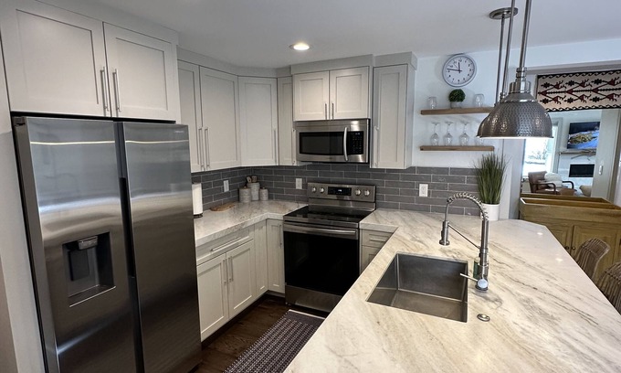 Park City Condo | Updated Canyons condo steps from Cabriolet lift - full kitchen, washer/dryer