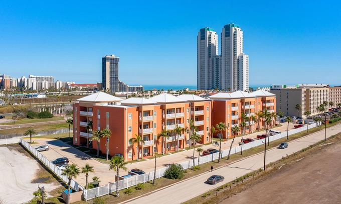 South Padre Island Condo | Updated Condo with Pool, Gym & BBQ Area - Near Beach!
