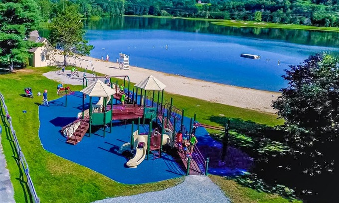 Quechee Condo | Updated condo near the river with fireplace & access to Quechee Club amenities