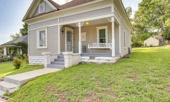 Cotter Cottage | Updated Cotter Cottage: Walk to White River!