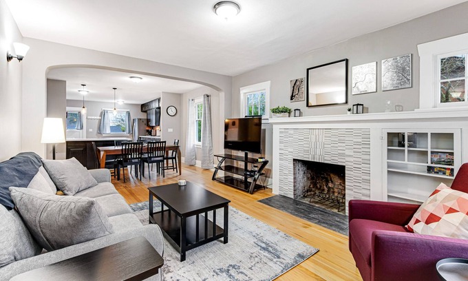 North End House | Updated Craftsman with spacious backyard, high-speed WiFi, & great location