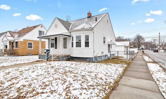 Dearborn House | Updated Home! 10 min to Airport/Greenfield Village