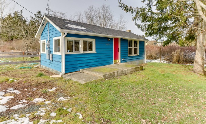 Oak Harbor House | Updated home close to everything w/ large yard & deck - 2 dogs welcome!