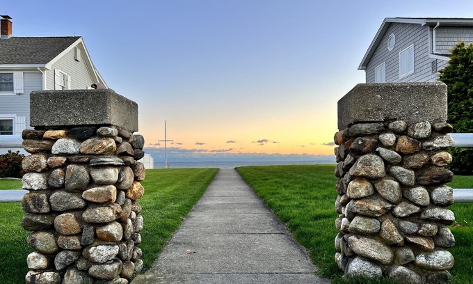 Westbrook Center House | UPDATED HOME, king+queen beds, AC, 5 min walk to beach, 1 min to Waters Edge