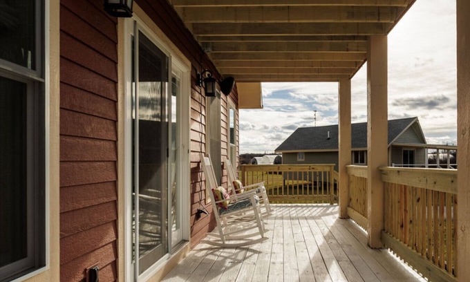 Frontenac House | Updated home near river with large yard