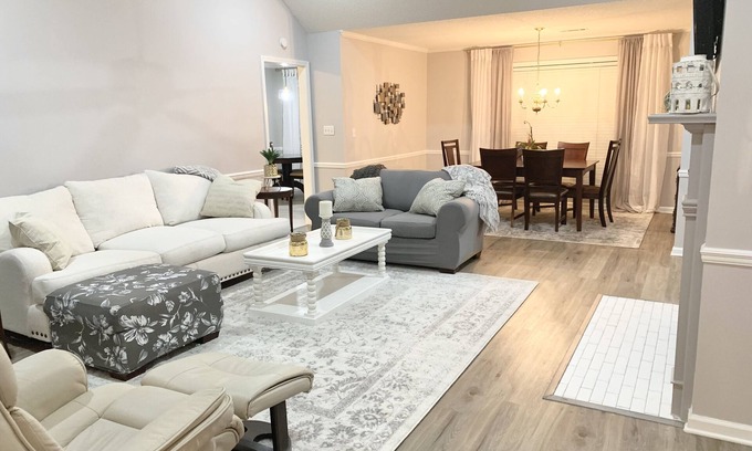 Northport House | Updated Home on Creek *3 King Beds* 4 mi to UA