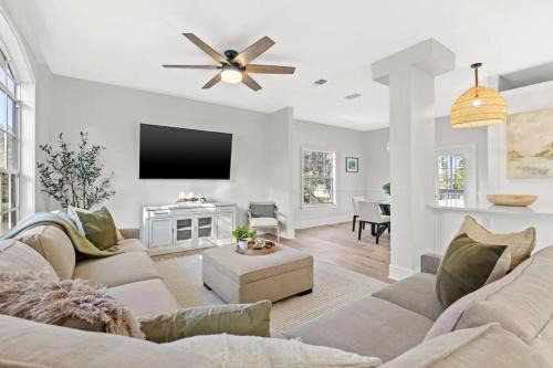 Tarpon Springs House | Updated Home w Heated Pool, Near Beaches - Five-Bedroom House