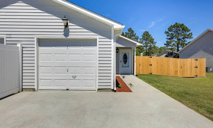 Hubert House | Updated Hubert Vacation Rental 5 Mi to Beaches!