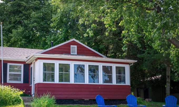 Delavan Cottage | Updated Lake Cottage with amazing sunset views & option for daily pier rental.