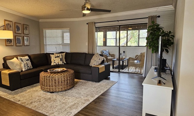Palm Harbor Condo | Updated Lake Tarpon Condo With King/Queen Beds and Remote Work Desk/Monitors