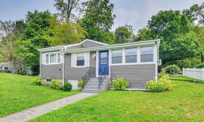 Lakeville Cottage | Updated Lakeville Cottage w/Access to Long Pond