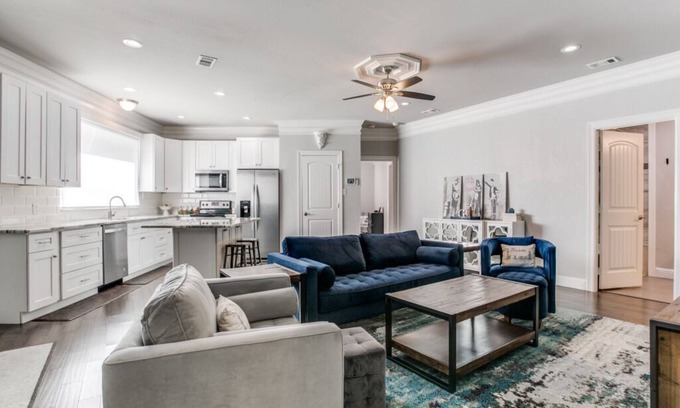 Grapevine House | UPDATED MID CENTURY RANCH IN HISTORIC GRAPEVINE!