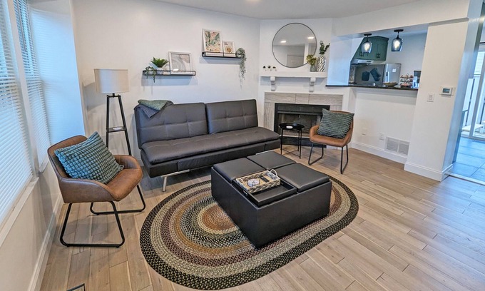 Worthington House | Updated Modern 2-BR Townhouse