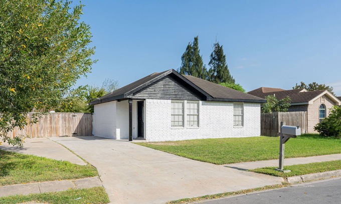 Pharr House | Updated modern 3bedroom 1king 2 queen 1restroom