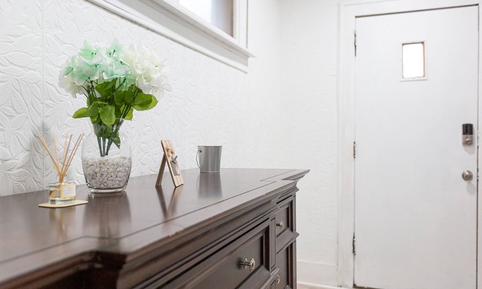 Hamtramck House | Updated Modern Flat. Hosts 7
