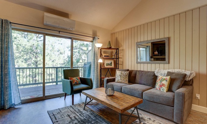 Century West Condo | Updated Mt Bachelor Villiage Condo, Pool, Hot Tub, Private Deck, BBQ, River Trails, 20 Min to Lift