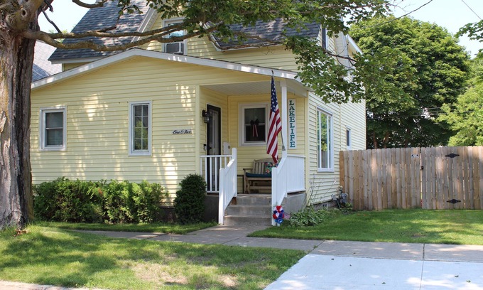 Charlevoix House | Updated & short walk to downtown Charlevoix! August 3rd to 10th open!