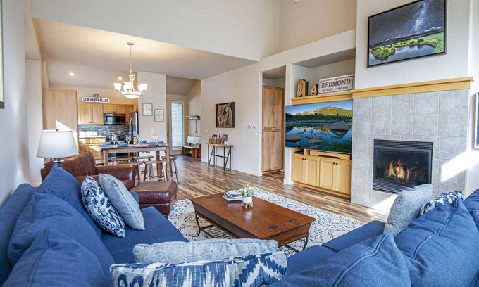 Redmond House | Updated Single-level Eagle Crest Townhome has King Suite, Sunny Creek-side Deck!