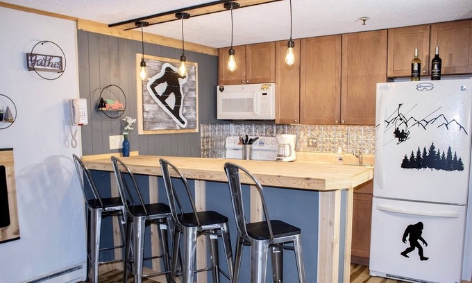 Snowshoe Condo | Updated! Ski in/out condo 1st flr-top of mountain!