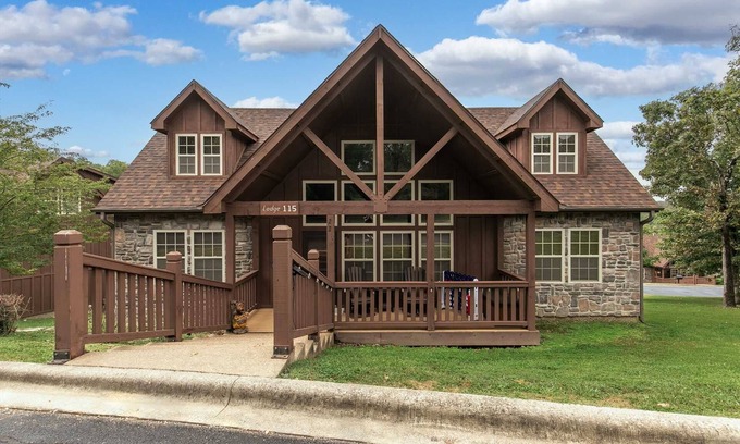 Reeds Spring Cabin | Updated Stonebridge Lodge, Log Beds, Deck with TV and Large Grill , Open Yard | 115