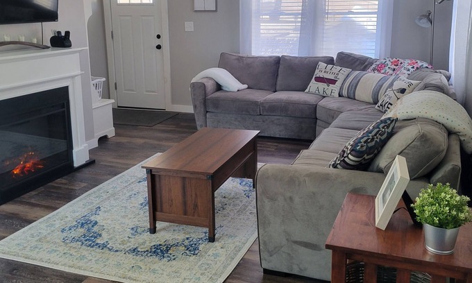 Colchester Cottage | Updated year round Cottage in Lake Hayward Community