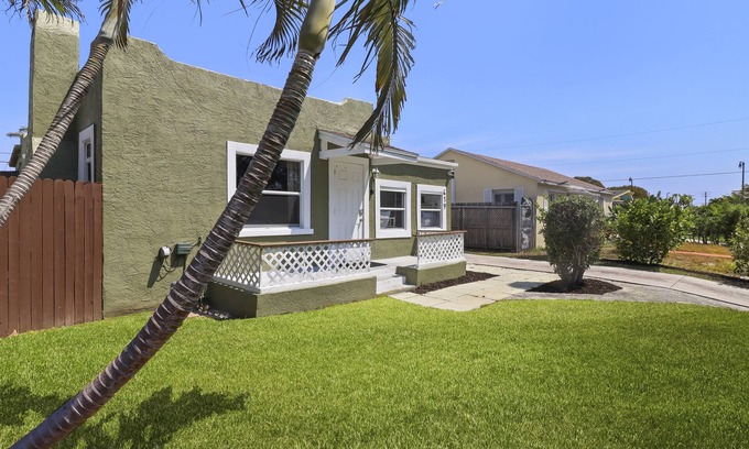 Southside House | Upgraded Four Bedroom - Palm Wave Stays