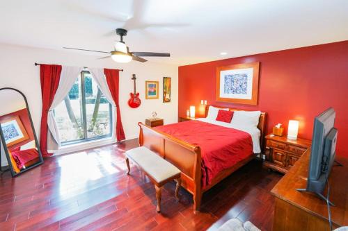 Survey Creek Apartment | Upgraded Lux Retreat in Coconut Creek with Pool and Hot Tub