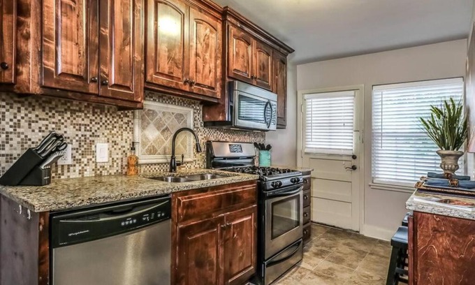 West Plaza House | Upgraded Plaza One King Bedroom