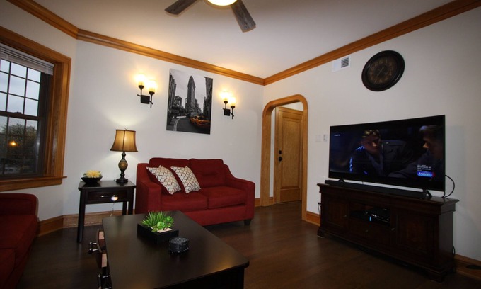 Jefferson Park Apartment | Upgraded,Spacious 3 Bedroom Apartment.