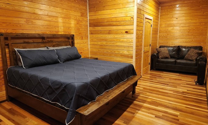 Fort Payne Apartment | Upper Loft Suite Near Little River Canyon