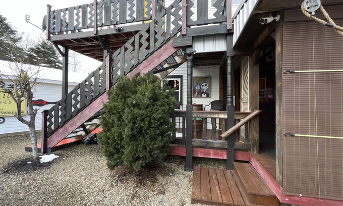 Ellicottville House | UPPER unit @ Looney Rooms in the heart of Ellicottville!