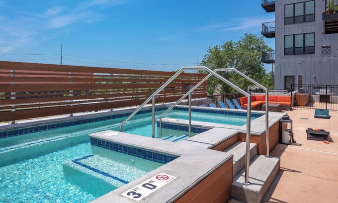 Downtown Des Moines Apartment | Upscale 1BR Downtown apt with Hot tub!