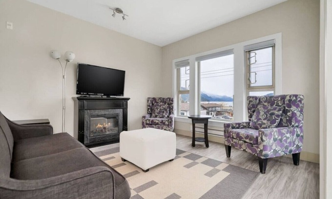 Harrison Hot Springs Apartment | Upscale 2BR Overlooking Lake View Escape