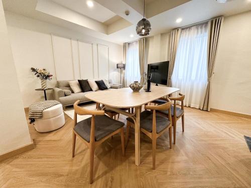 Bangkok Central Business District Apartment | Upscale 3-bedroom 3-bathroom suite 1 min to BTS Prompong