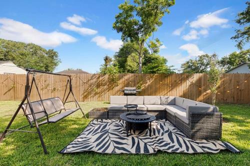 OST - South Union House | Upscale 3Br-3Ba Home near Stadiums, Downtown Houston, Restaurants, Free Parking on Property