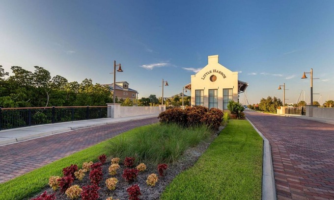Ruskin House | upscale 4 bedroom waterfront house- Just a short 7 minute walk to beach