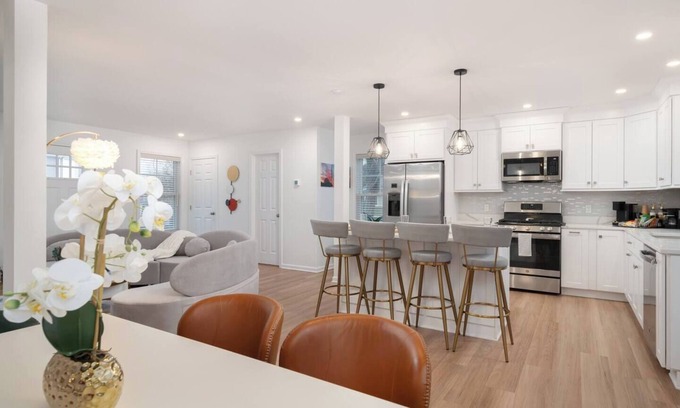 Bridgeport House | Upscale 4BR Retreat at the Reservoir!