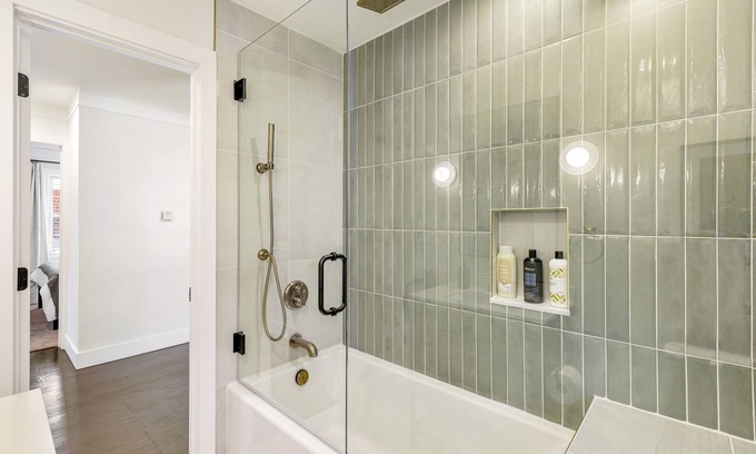 Oak Park House | Upscale 5BR/3BA w/Jacuzzi