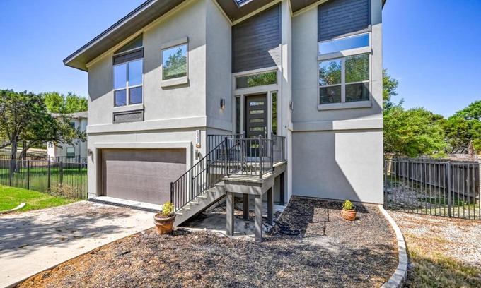 Point Venture House | Upscale 5BR Home on Lake Travis with HotTub & Lake Views