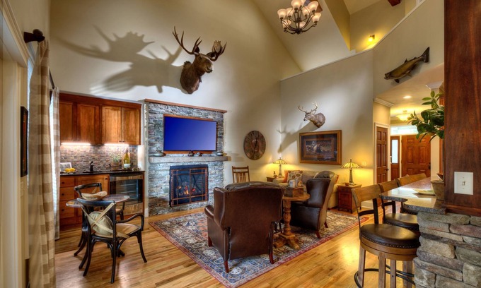 Skaneateles House | Upscale Adirondack inspired Evan's Lodge - Skaneateles-1.5 mile drive to Village