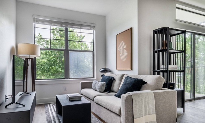 Gateway Apartment | Upscale Arboretum 1BR w/ Gym, Pool & W/D, nr restaurants, by Blueground