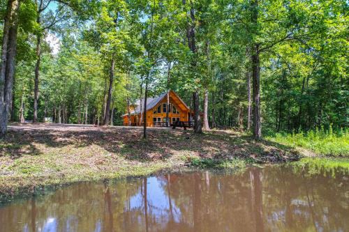 Broken Bow House | Upscale Broken Bow Cabin Hot Tub and Fishing Pond!
