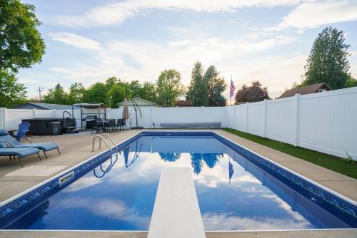 Coeur d'Alene House | Upscale Heated Pool Retreat Near Lake CDA with Hot Tub