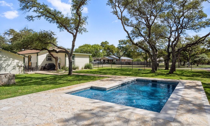 Dripping Springs House | Upscale Home with Fire Pit! Close to Mercer St!