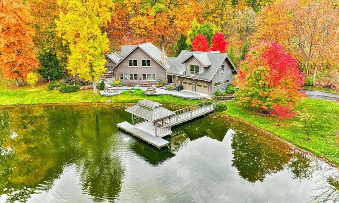 Perinton Cabin | Upscale log cabin w/20' ceilings, indoor hot tub & King beds