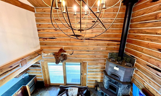 Story House | Upscale log home at base of Bighorn Mountains in Big Horn WY