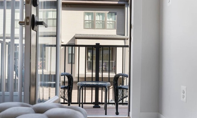 Herndon House | Upscale Luxe Home, 3 BEDR, 2.5 BTH, Full Kitchen