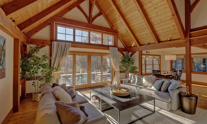 Mount Sunapee Ski Chalet | Upscale luxury 5 Bedroom Sunapee retreat 3 min from Lake and Mountain + Jacuzzi