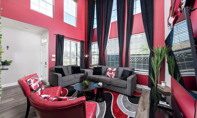 Govalle House | Upstay East Austin Retreat w Yard—5min to Downtown